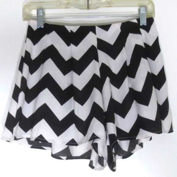 New Moxeay Shorts Ultra High Rise Black White Chevron Print Flowy Skort Size S - Picture 2 of 10